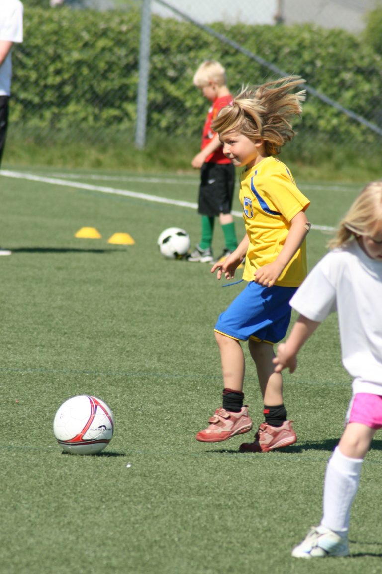 Emelie spelar fotboll