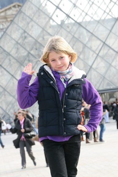 Emelie utanför Louvren
